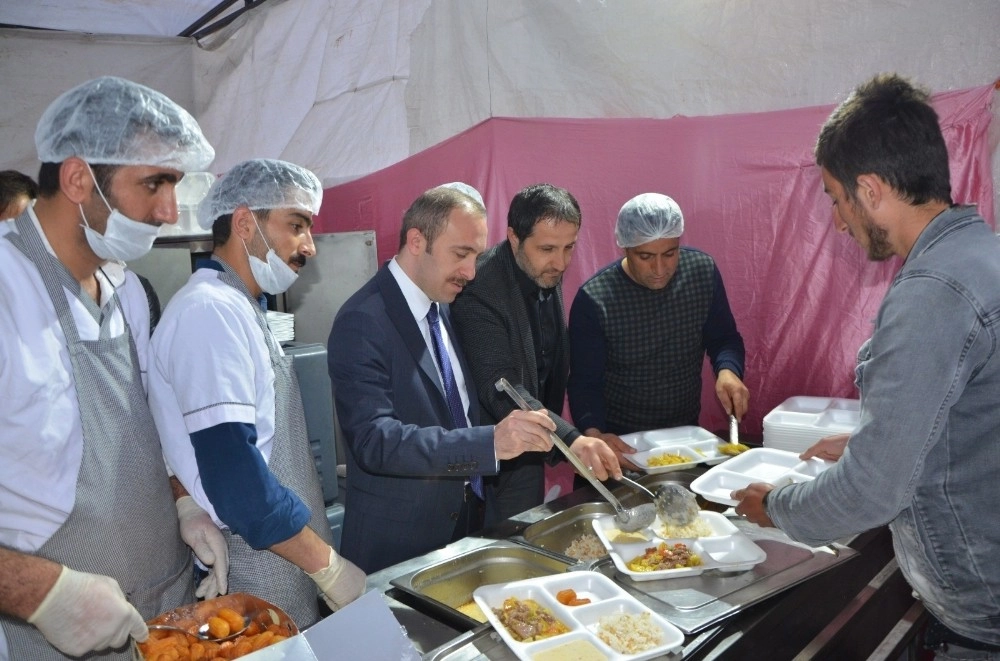 Türk Kızılayı Hakkari Şubesi İftar Çadırı Açtı