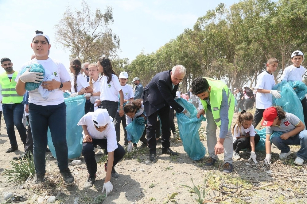 Başkan Gültak, Yabancı Öğrencilerle Birlikte Kazanlı Sahilinde Çöp Topladı