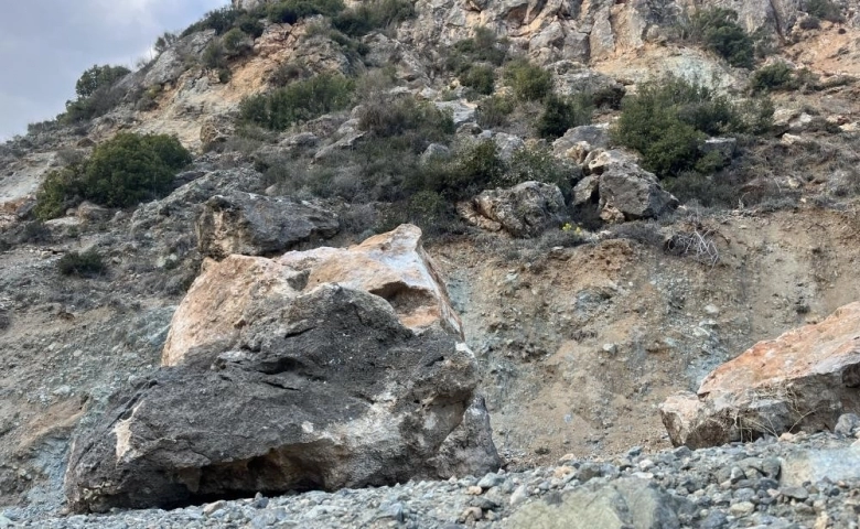 Hatay'da Depremde tonlarca ağırlıktaki kayalar evlerin üzerine düştü