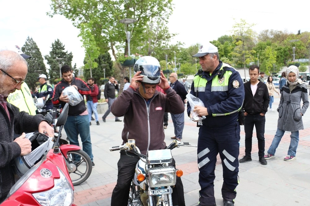 Konyada Motosiklet Sürücülerine Kask Dağıtıldı