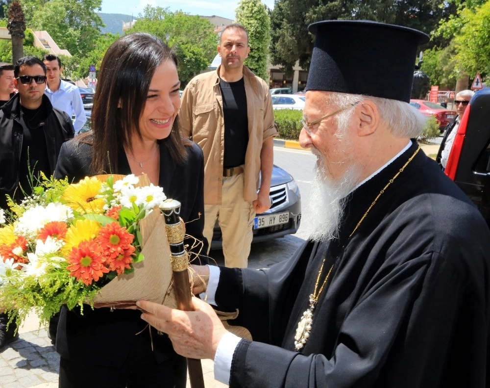 Patrik Bartholomeos İzmirde Ayin Yönetti