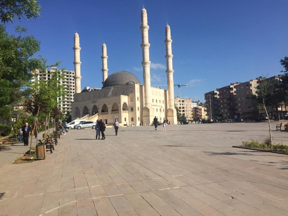 Mardinde Vatandaşlar Belediyenin İftar Çadırı Kurmamasına Tepki Gösterdi