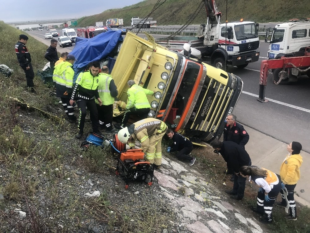 Kuzey Marmara Otoyolunda Kamyon Devrildi: 1 Yaralı