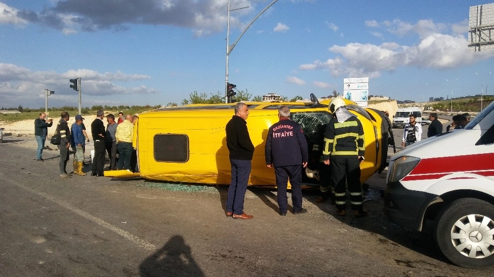 İşçi Servisi İle Otomobil Çarpıştı:14 Yaralı