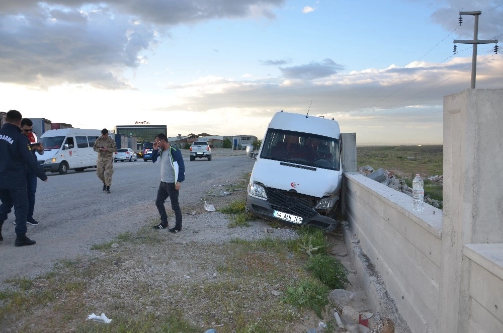 İşçi Servisi Kaza Yaptı: 10 Yaralı