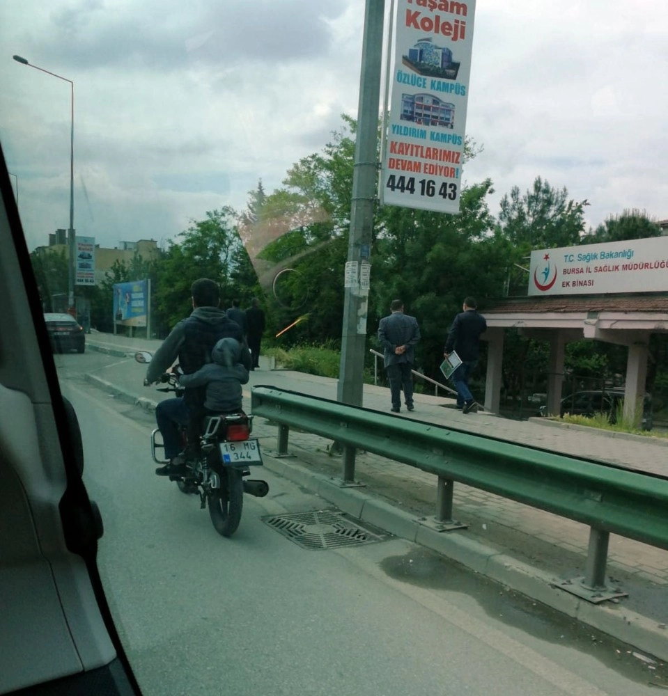 (Özel) Küçük Çocuğun Motor Üzerindeki Tehlikeli Yolculuğu