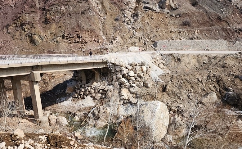 Deprem dağdan kopan dev kayaları yollara taşıdı