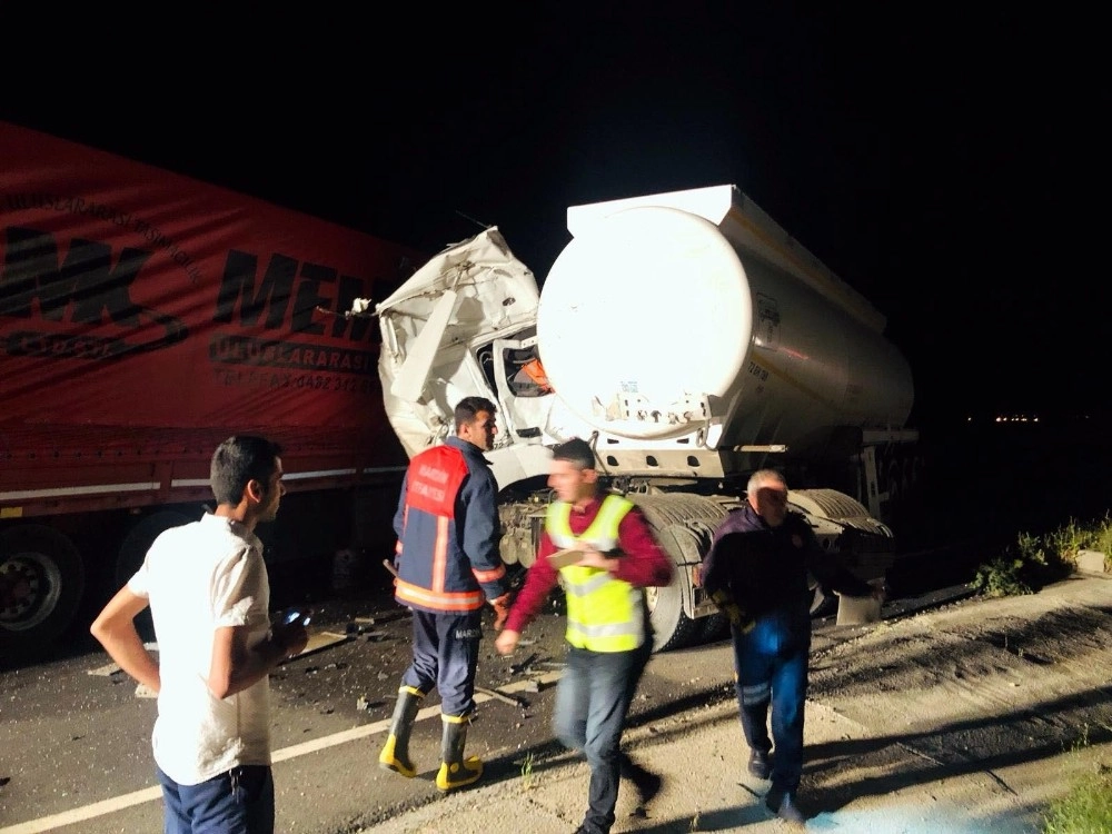 Nusaybinde Tır İle Tanker Çarpıştı: 1 Ölü, 1 Yaralı