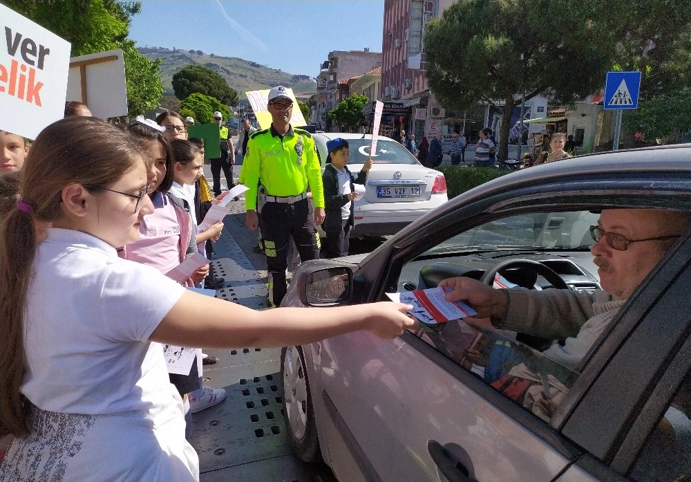 Öğrencilerden Sürücülere Bilgilendirme Broşürü