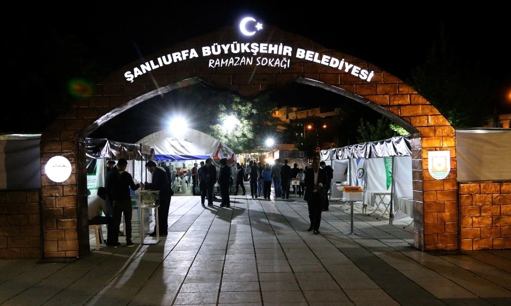 İftar Sonrası Ramazan Sokağına Yoğun İlgi