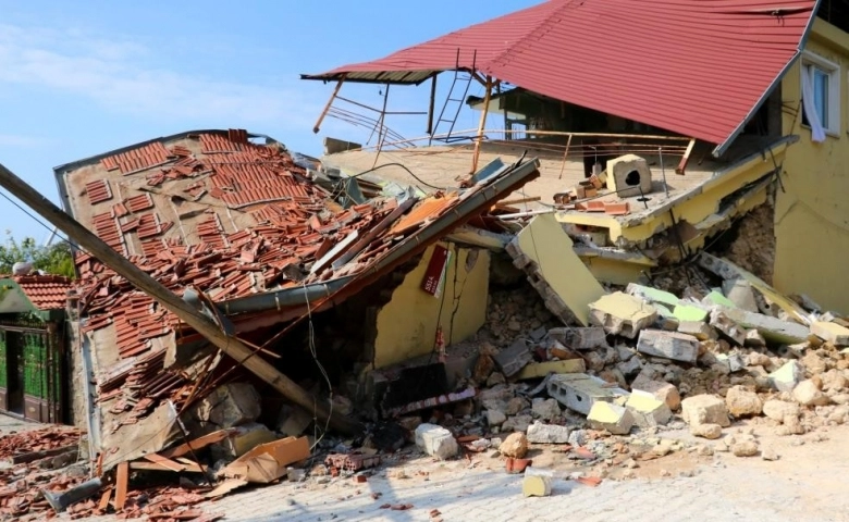 Depremde Zihinsel engelli çocuklarıyla balkondan atlayarak kurtuldu