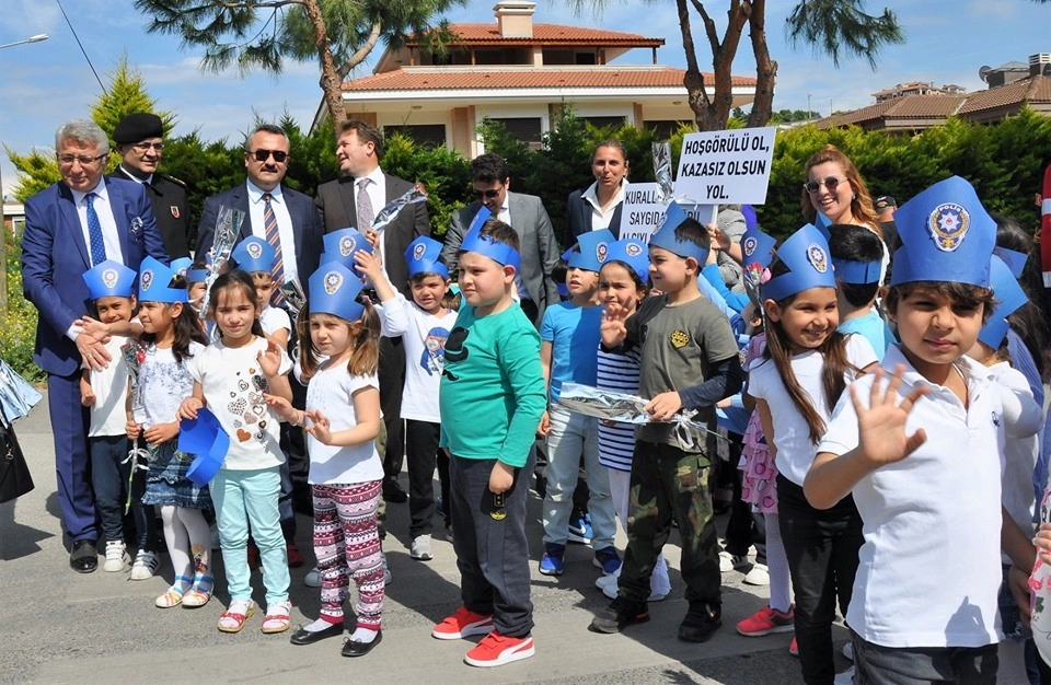 Çeşmeli Minikler, Trafiği Durdurup Şoför Amcalarına Çiçek Verdi