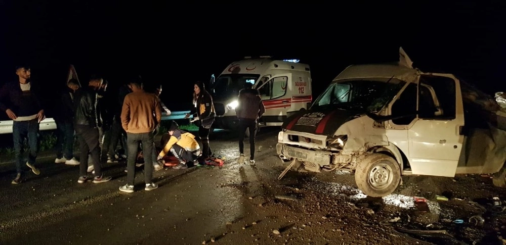 Hakkaride Trafik Kazası:2 Yaralı