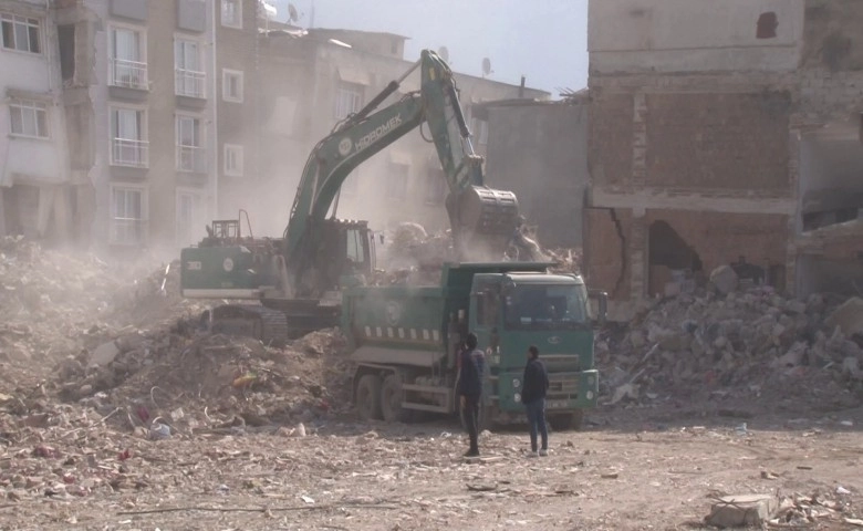 Hatay’da enkaz kaldırma çalışmaları devam ediyor