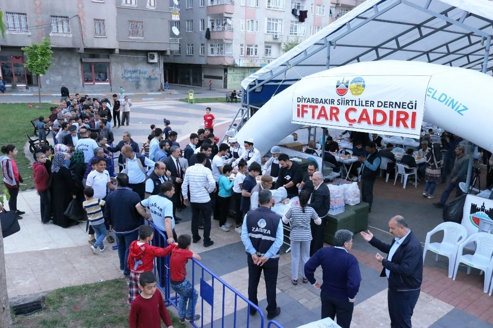 Diyarbakır Siirtliler Derneğinden 2 Bin Kişilik İftar Çadırı