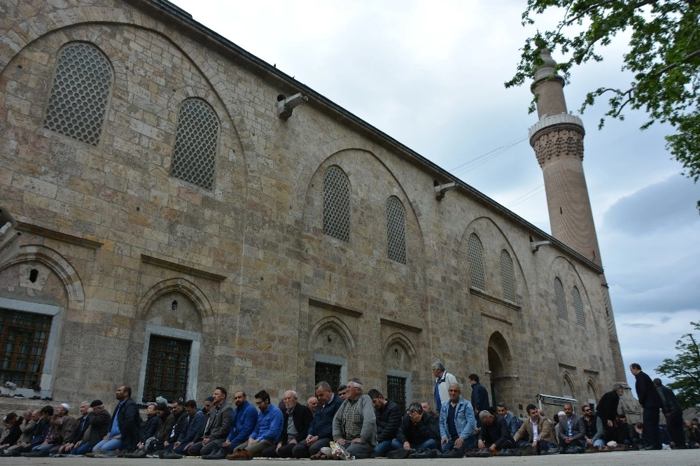 Ramazanın İlk Cuma Namazında Camiler Doldu Taştı