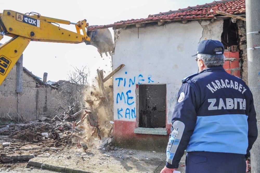 Karacabey Belediyesi Metruk Binaların Yıkımı İçin Düğmeye Bastı