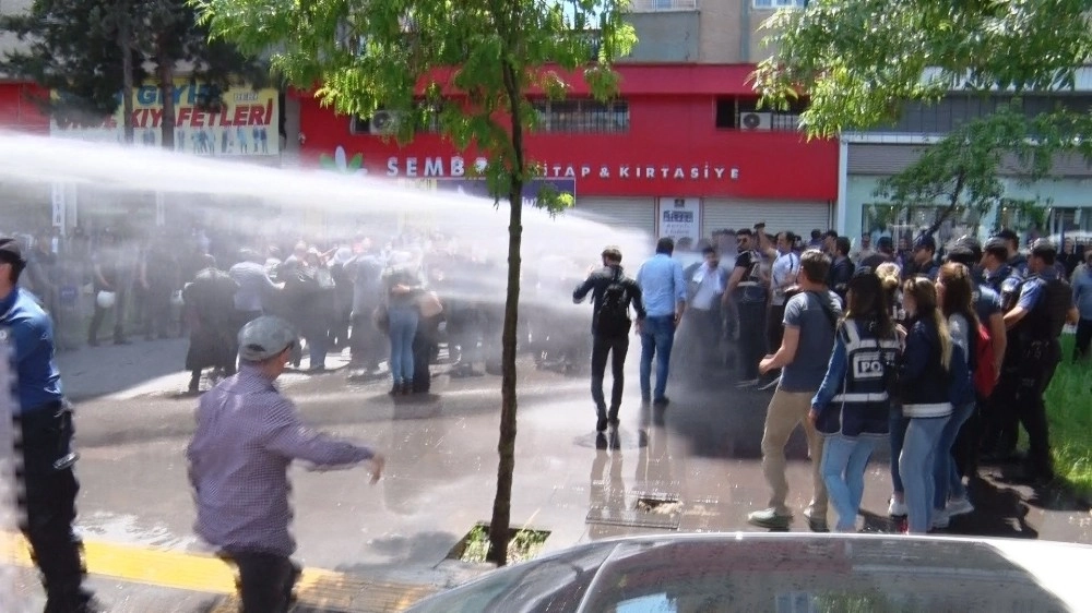 Diyarbakırda İzinsiz Gösteriye Polis Müdahalesi