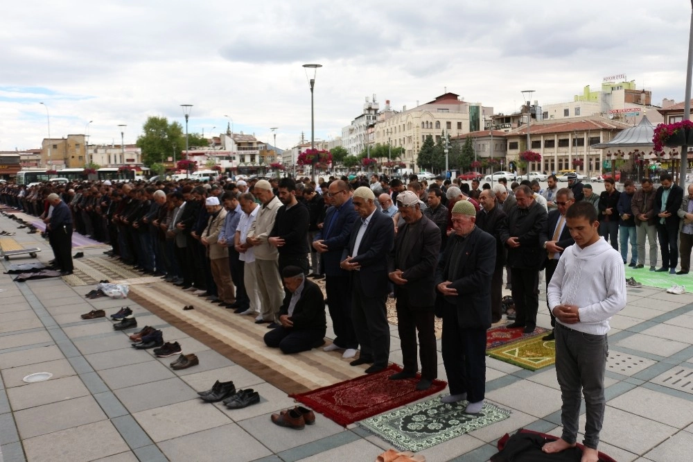 Konyada Ramazanın İlk Cuma Namazında Camiler Doldu Taştı