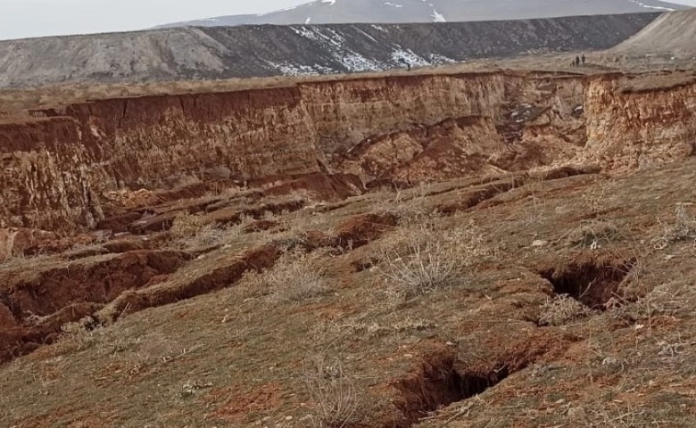 Kahramanmaraş'ta deprem devasa göçük oluşturdu