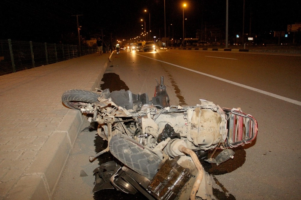 Otomobille Çarpışan Motosikletle Hurdaya Döndü: 1 Ölü, 1 Yaralı