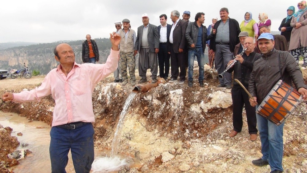 Mahallelerine 50 Yıl Aradan Sonra Gelen Su İçin Davul Zurna Çaldırıp Göbek Attılar