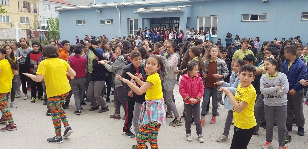 ‘Dünya Sağlık İçin Hareket Et Gününü ‘Zumba Dansı Yaparak Kutladılar