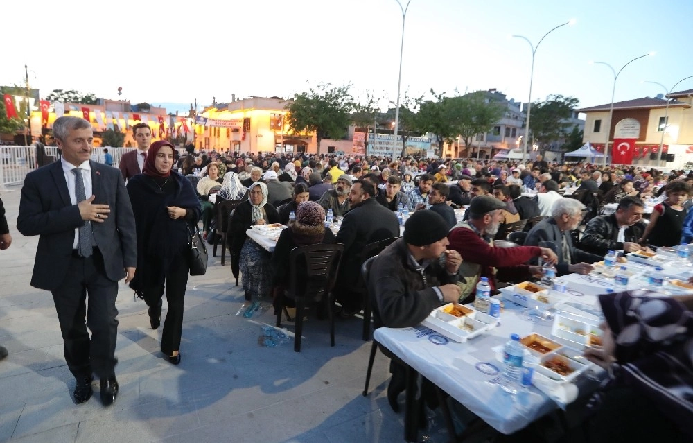 5 Bin Kişi Semazenler Eşliğinde Osmanlı Usulü İftar Açtı