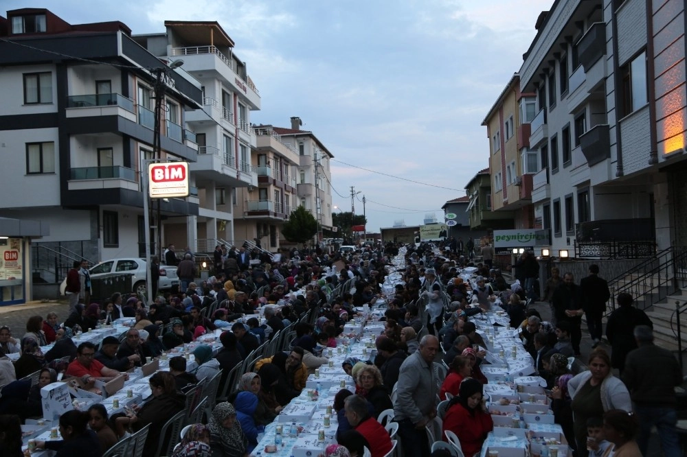 Sevgi Sofrasında Buluşan Maltepeliler Dualarla İftarını Açtı