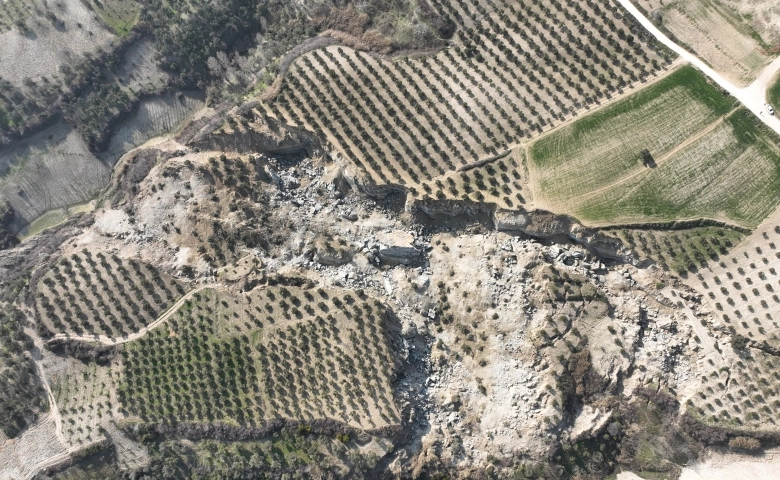 Hatay'daki 500 metrelik dev yarık uzaydan gözüküyor