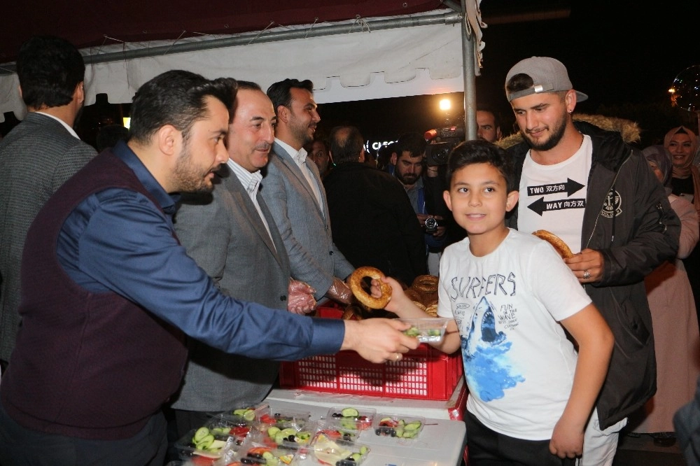 Bakan Çavuşoğlu Memleketi Alanyada Vatandaşa Simit İkram Etti