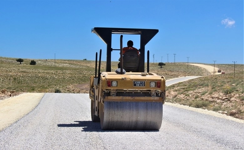 Erdemli'nin kırsal mahallelerinde asfalt çalışmaları sürüyor