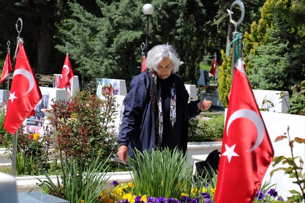 Cebeci Ve Karşıyaka Şehitliğinde Hüzünlü "anneler Günü"