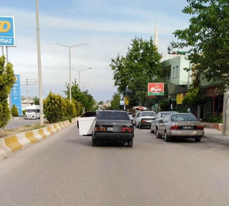 Trafikte Kapısı Açık Seyreden Otomobil Tehlikeye Davetiye Çıkardı