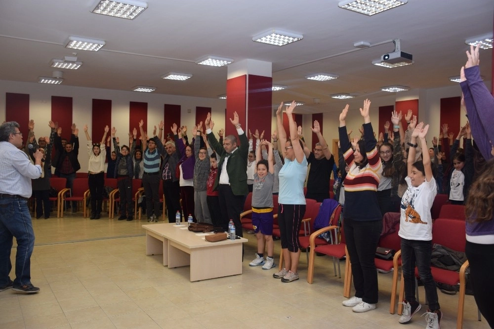 Sınır Tanımayan Zihinlerden Gençlerle Gelecek Paneli