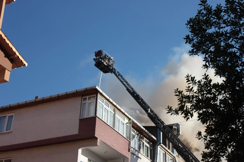 Üsküdarda Apartmanda Çıkan Yangın Korkuttu