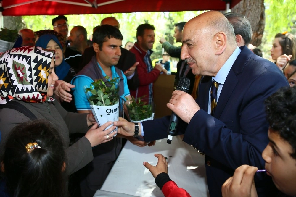 Keçiören Belediye Başkanı Altınok Anneler Gününde Gül Dağıttı