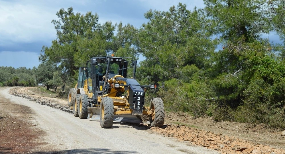 Büyükşehirden  Konyaaltı Ve Manavgatta Bozulan Yollara Onarım