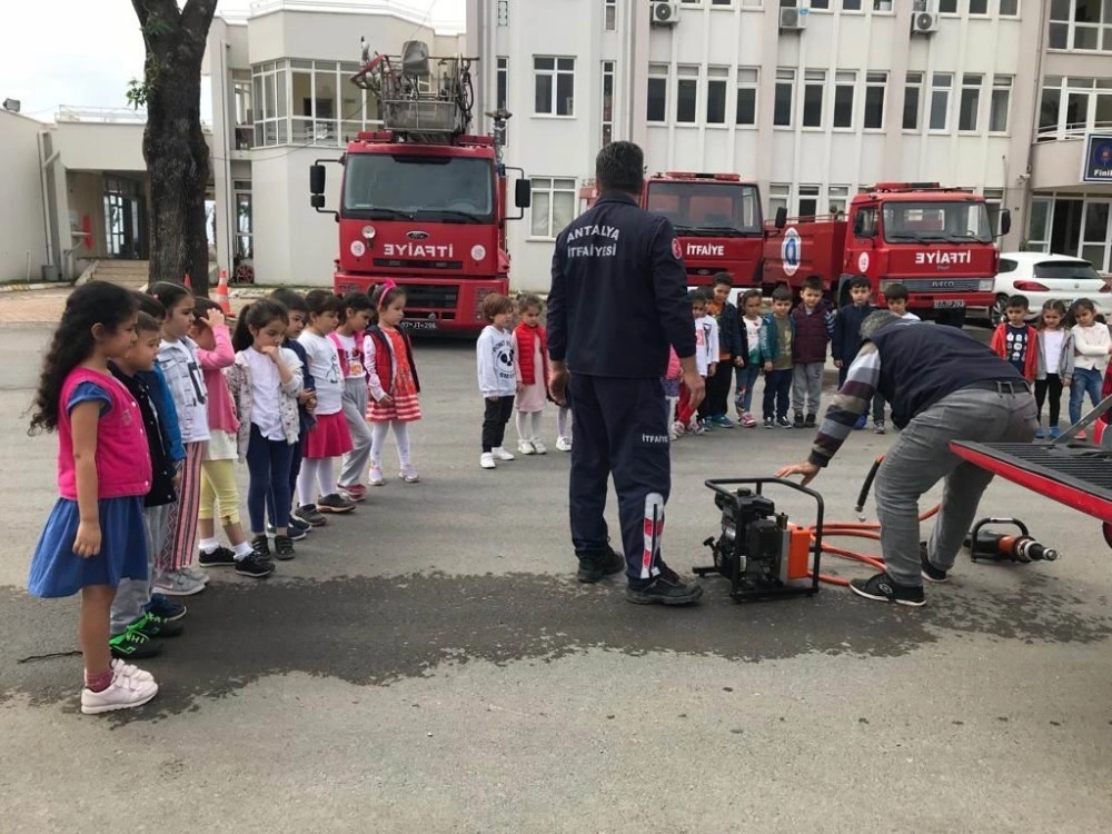 Finikeli Minik Öğrenciler İtfaiyeyi Ziyaret Etti