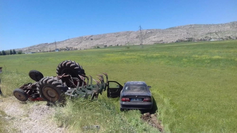 Diyarbakırda Otomobil Traktöre Çarptı: 3 Yaralı