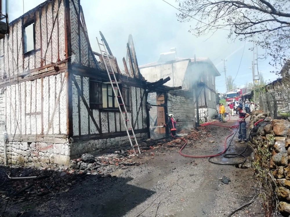 Kızılcahamamda Köyde Çıkan Yangın İtfaiyeyi Alarma Geçirdi