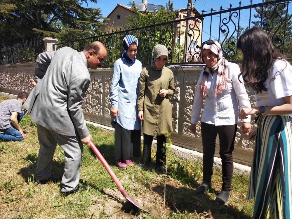 Akşehirde Engelli Çocuklar Fidan Dikti