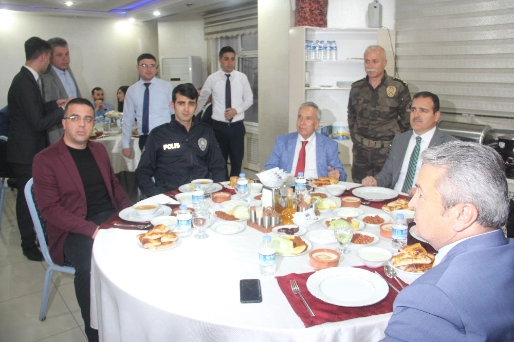 Vali Akbıyık, Polis Ve Kurum Amirleri İle İftarını Açtı