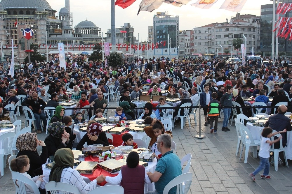 Beyoğlunda Engelli Vatandaşlar İftarda Bir Araya Geldi