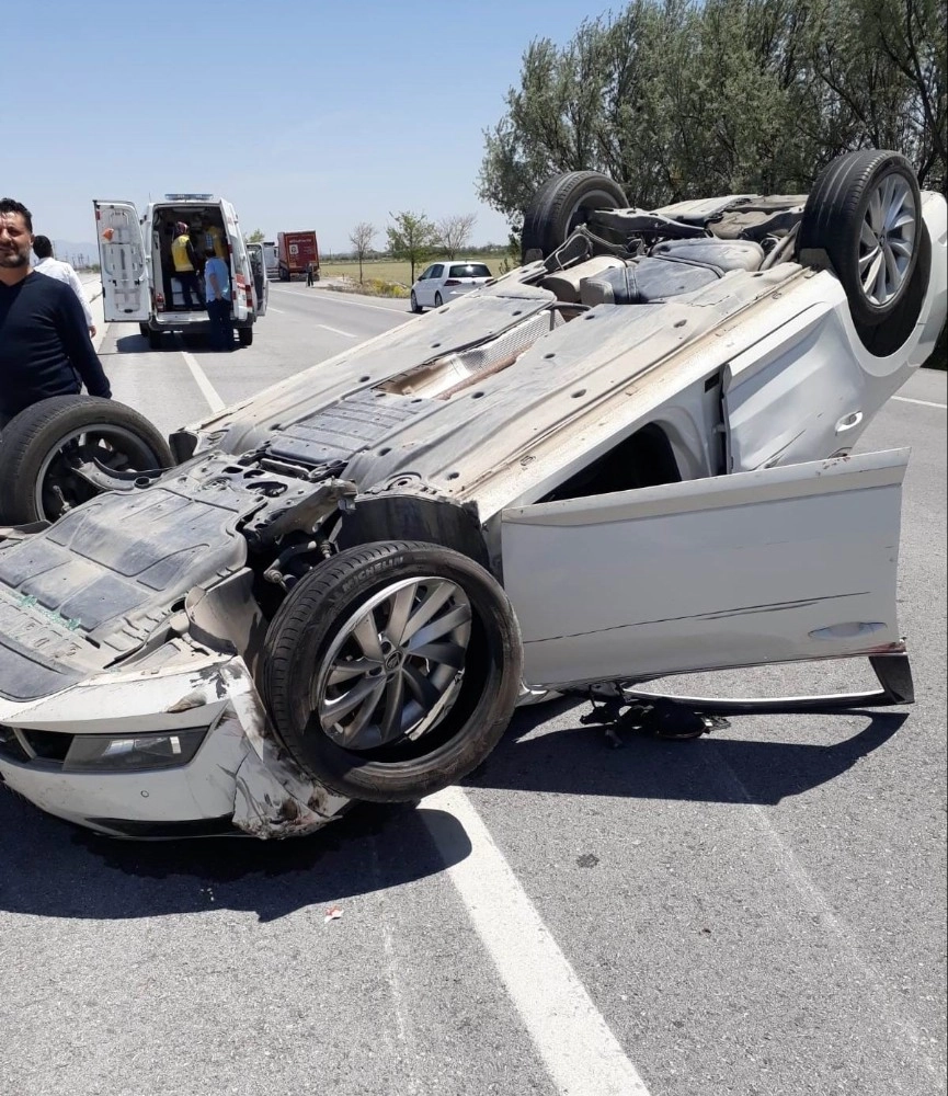 Konyada Tıra Çarpan Otomobil Takla Attı: 3 Yaralı