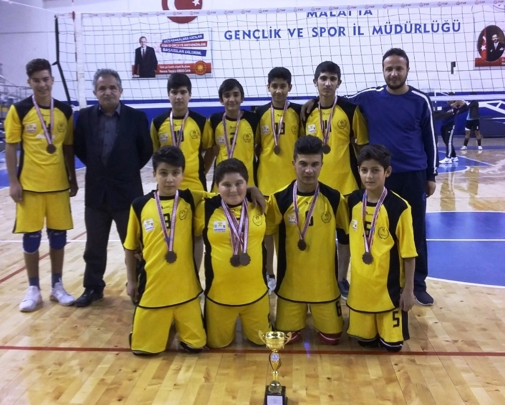 Şehit Erdal Alpkılıç Ortaokulu Voleybolda Birincisi Oldu