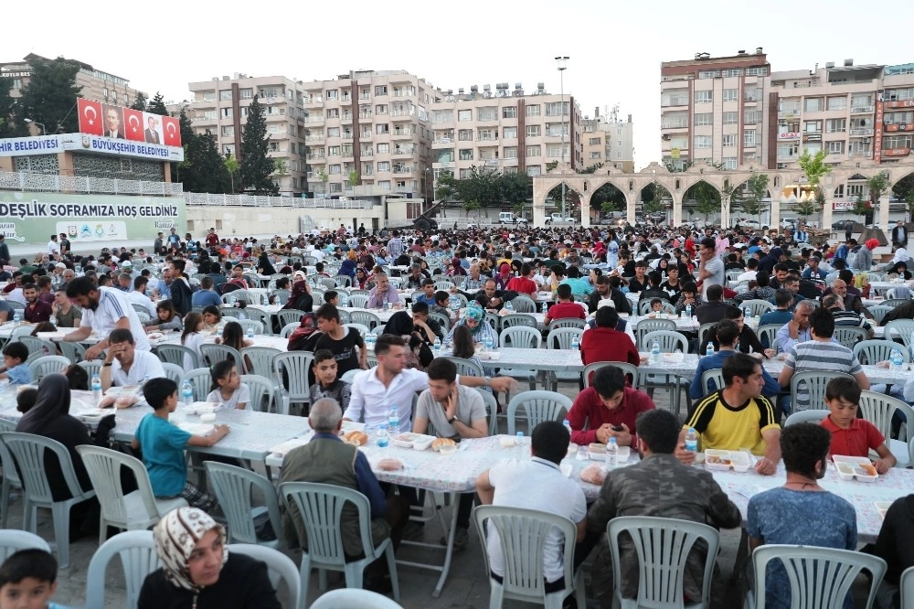 Binlerce Kişi Kardeşlik Sofrasında Buluştu