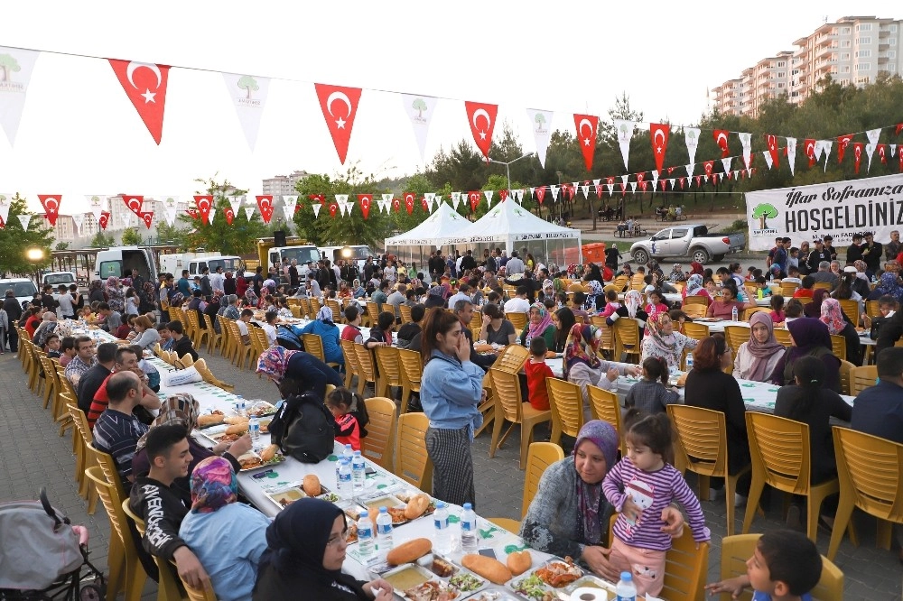 Mahalle Sakinleri, İftarı Aynı Sofrada Açtı