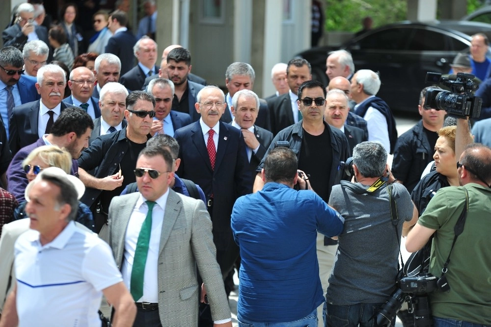 Anayasa Mahkemesi Onursal Başkanı Özdenin Eşi Sol Yolculuğuna Uğurlanıyor