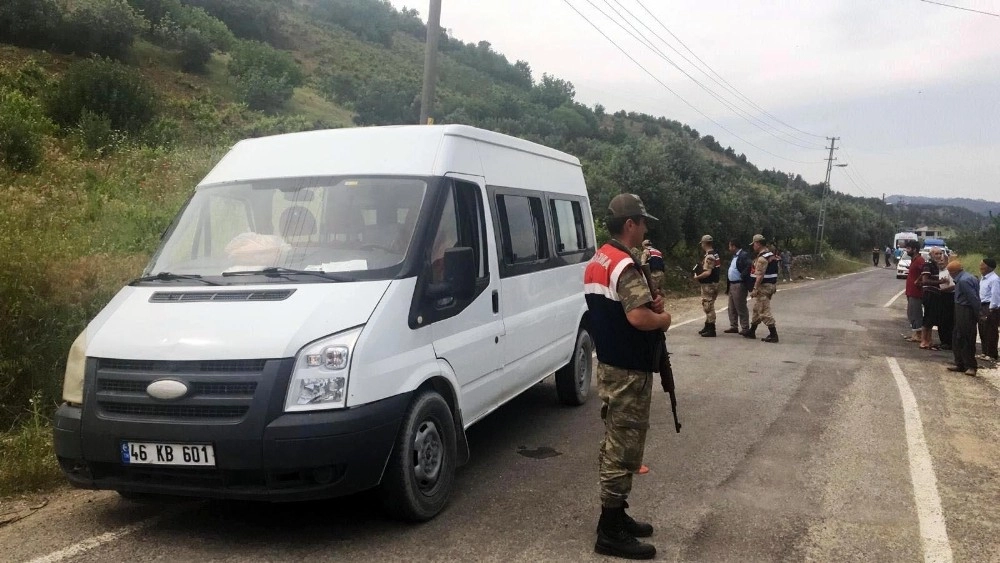 Lastiği Patlayan Okul Servisi Elektrik Direğine Çarptı: 1 Ölü, 1 Yaralı